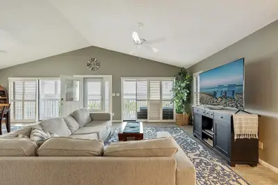 Image de Exquisite Lakefront Pool House Awaits | Pool | 10 Ppl