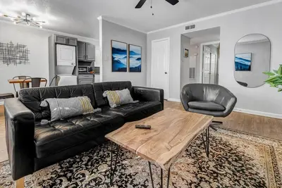 Image de Asheville: 2 Bedroom/Walk to A&M/Comfy King Beds