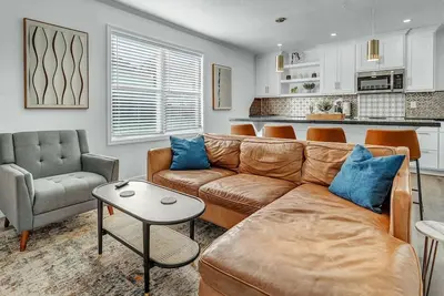 Image de BethyKay: 2 Bedroom, Walk to A&M, Comfy King Beds