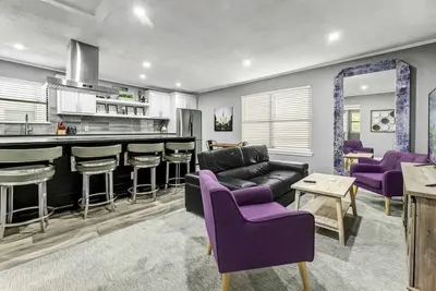 Image de Big Easy: 2 Bedrooms, 2nd floor, Walk to A&M, Comfy King Beds