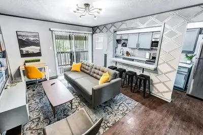 Image de Denali: 2 Bedroom, Walk to A&M, Comfy King Beds