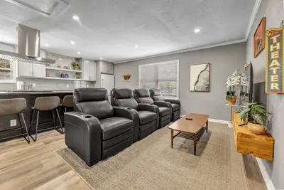 Image de Eastwood: 2 Bdrm, 2nd flr Walk to A&M, King Beds