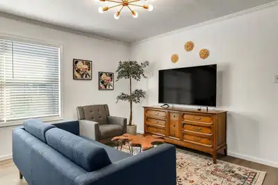 Image de Elise: 2 Bdrm, Walk to A&M, Comfy King Beds