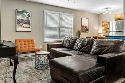 Image de Kelly's Cove: 1st Flr 2 Bdrm-Walk to A&M-King Beds