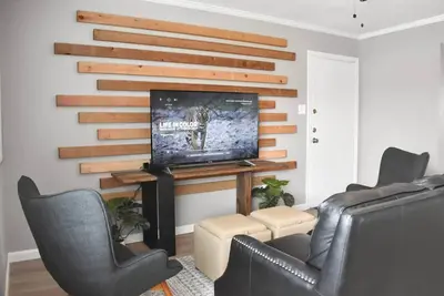 Image de Magnolia Farms: Walk to A&M, Comfy King Beds