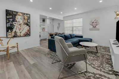 Image de Marilyn: 1st Floor 2 Bdrm, Walk to A&M, King Beds