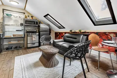 Image de Poppy: Quirky, Walk to A&M, Comfy King Bed, Fun Space