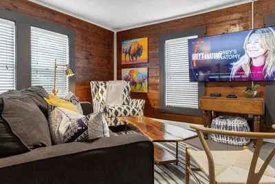 Image de Rudder's Retreat: Walk to A&M, Comfy King Bed