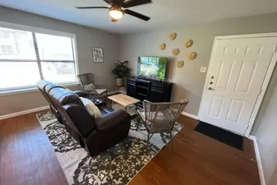 Image de Savannah: 1st Floor-Walk to A&M-Comfy King Beds