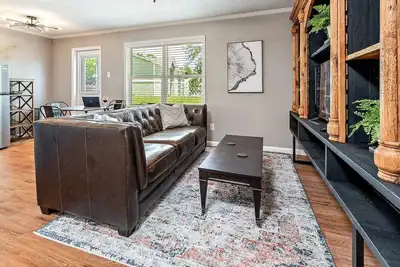 Image de Shiplap:1st Flr 2 Bdrm-Walk to A&M-Comfy King Beds