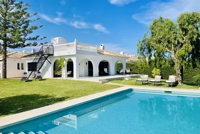 Image de Wunderschöne Villa in einem großzügigen Garten mit großem Pool mit Meerblick