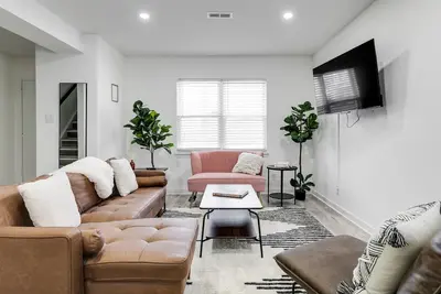 Image de Large Home, 2 Blocks from Lake/ Park, Outdoor Dining + Parking