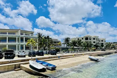Image de Beautiful penthouse directly on the ocean.