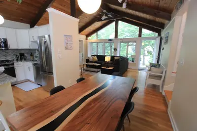 Image de 102 Lakeside Dr- Tranquil Lakeside Retreat: Private beach & tennis court access