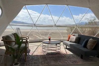 Image de Escape to Paradise: Geodome Oasis on a Sandy Beach with Breathtaking Lake Views!