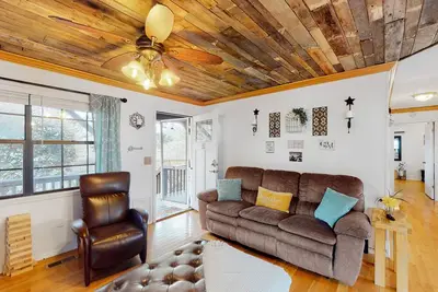 Image de Dog-friendly home with wraparound deck, gas grill & fenced yard