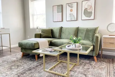 *Contemporary 1 Br by Xavier & Downtown w/ parking