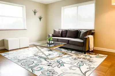 * Spacious 2 bedroom with 2 Tvs*