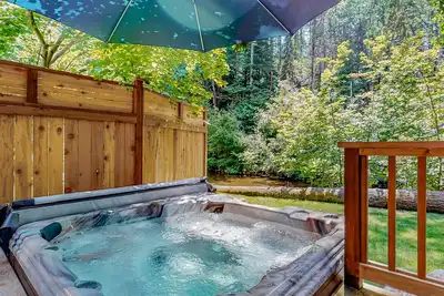 Image de Riverfront property with three cabins, hot tubs, firepits, kayaks - beach access