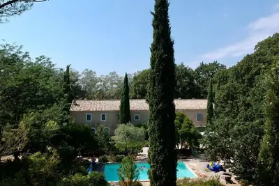 Image de Authentique mas provençal avec piscine et cour
