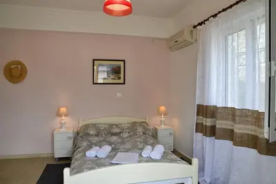 Image de Studio romantique en centre-ville, à 5 minutes de la plage!