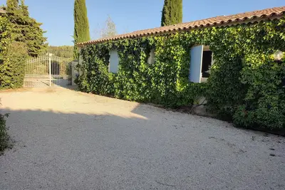 Image de Lourmarin, au calme, à 1Km du centre village.