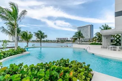 Image de Appartement de Luxe avec Terrasse, Vue Imprenable sur le Canal et la Mer