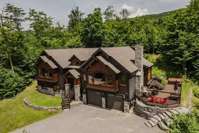 Image de Spacious mountain-view home with private hot tub, wood-burning outdoor fireplace