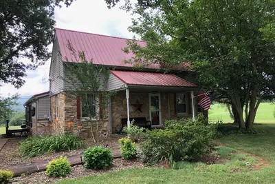 Image de Homestead Farmhouse with period decor, mountain views, pond