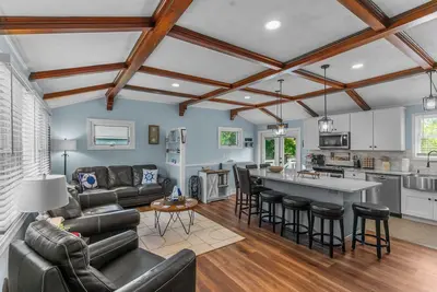 Image de Reserve 2026! Beach House in Narragansett Pier W/ Pool, short walk to the beach!