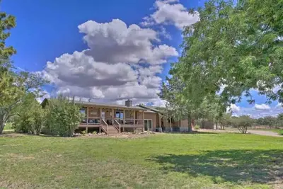Image de Log Cabin on 5 acres with amazing deck facing Granite Mountain \n