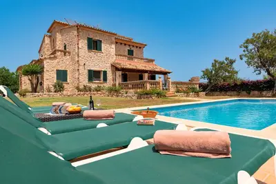 Image de Villa Els Amatllers with private pool.