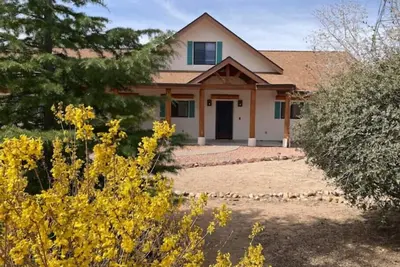 Image de Lovely home nestled in the oaks with expansive patio, close to great hiking