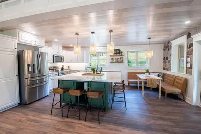 Image de This spacious home boasts 5 bedrooms, 4 bathrooms \nPerfect for Penn State groups