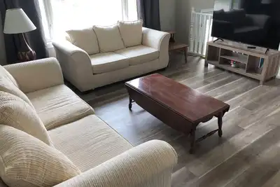 Image de Near Jasper Park Gates, fully furnished home great for large groups. 6 beds.