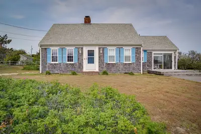 Image de All-Season Sunroom + Fireplace! Chatham Getaway