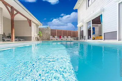 Image de Villa Kaju : grande piscine et proche plage