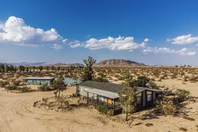 Image de 2 Home Desert Estate on 6 Acres w\/ 5 Bedrooms, 3 Bathrooms, 2 Hot Tubs & Grill\n