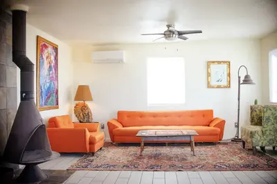 Image de Historic Stylish Landers Home w/ Hot Tub, Fireplace & Bbq