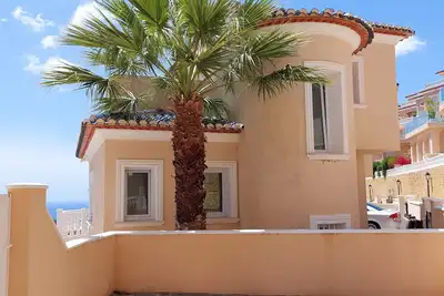 Image de Large detached family home with multiple views at 3 kilometers from Moraira.