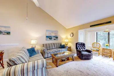 Image de Gulf Coast condo near beach/attractions with pool, tennis, & private balcony