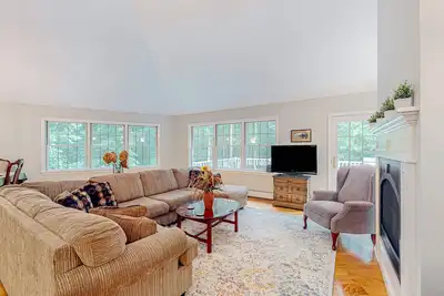 Image de Waterfront home with a fireplace, grill, deck, washer/dryer, & Ac - dog-friendly