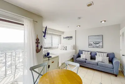 Image de Ocean view studio with resort amenities, private balcony, beach access, & Ac