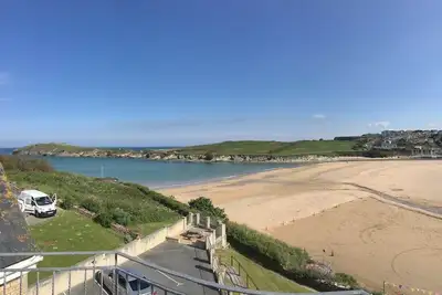 Image de Beach Side Top Floor Property, Balcony & Sea Views