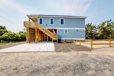 Image de Charming dog-friendly home with hot tub, grill, patio, shared pool, & W/D