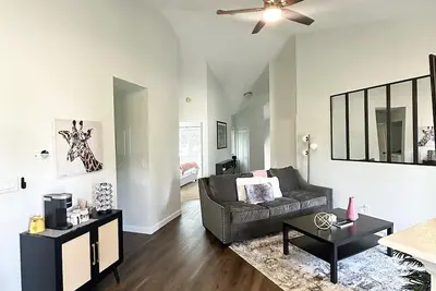 Image de Modern Rocket City Condo --3 min to Mid-City!