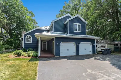 Image de Serene lakefront retreat with an expansive deck, dock access, game room, & Ac