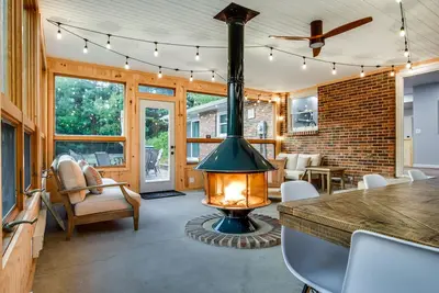 Image de Fire Pit! Patio! Game Room! Hot Tub! Sun Room! Minutes to Baraboo & Dells