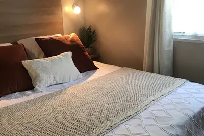 Image de mobil-home tout confort au bord d'un lac avec piscine dans résidence