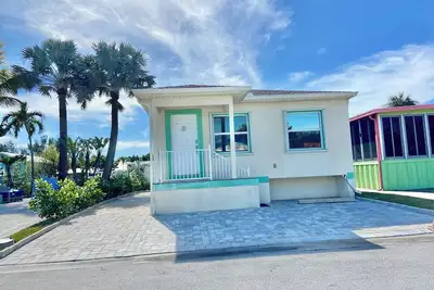 Beach House Walk to Private Beach, Pool, & Restaurants